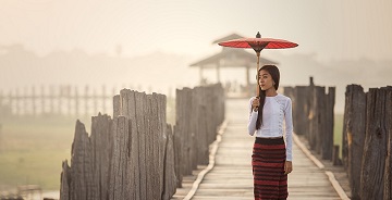Azjatka na moście z tradycyjnym parasolem